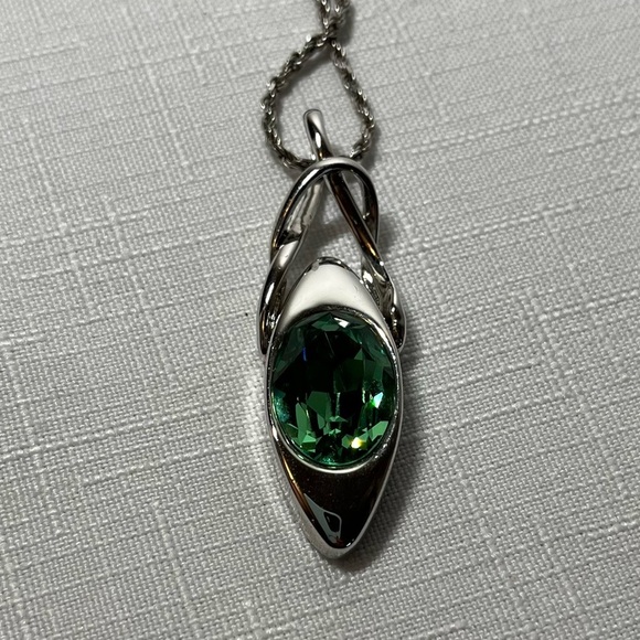Sterling Silver chain with unique silver-tone pendant & large green crystal - Picture 8 of 9